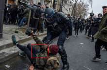 Αστυνομικός στη Γαλλία χτυπά διαδηλωτή στη βουβωνική χώρα