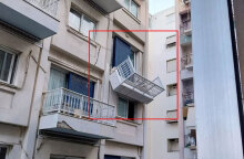 Το μπαλκόνι στη Συγγρού που έχει ξεκολλήσει από το ξενοδοχείο