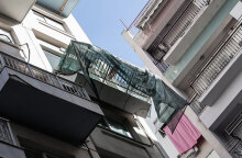 Στη Συγγρού μπαλκόνι κρέμεται σε ξενοδοχείο