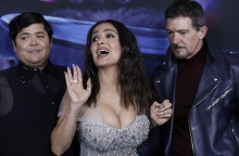 Σάλμα Χάγιεκ: Με διχτυωτό φόρεμα στο κόκκινο χαλί