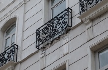 Κακοκαιρία: Κατέρρευσε τμήμα από μπαλκόνι στην Ερμού 