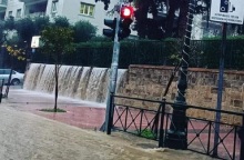 Κακοκαιρία: «Καταρράκτες» στη Βασιλίσσης Σοφίας και στον Λόφο Στρέφη