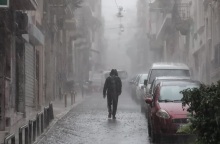 Κακοκαιρία: Πολίτες μέσα στη βροχή και σε πλυμμυρισμένο δρόμο