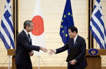 Ο πρωθυπουργός Κυριάκος Μητσοτάκης με τον Ιάπωνα ομόλογό του στο Τόκιο