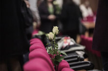 Με λευκά τριαντάφυλλα οι συγγενείς των θυμάτων που έχασαν τη ζωή τους στη φωτιά στο Μάτι