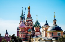 Ρωσία: Μια Αμερικανίδα συνελήφθη επειδή έβγαλε βόλτα ένα μοσχάρι στην Κόκκινη Πλατεία	