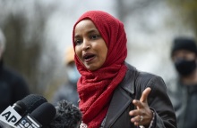 ΗΠΑ: Οι Ρεπουμπλικάνοι εκδίωξαν τη Δημοκρατική Ιλχάν Ομάρ από την Επιτροπή Εξωτερικών Υποθέσεων της Βουλής επειδή στο παρελθόν έκανε αντισημιτικές δηλώσεις