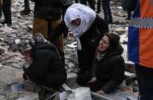 Θρήνος πάνω από τα χαλάσματα μετά τον σεισμό στην Τουρκία