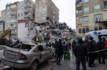 Διασώστες στην Τουρκία αναζητούν εγκλωβισμένους σε κτίριο που έχει καταρρεύσει μετά τον σεισμό