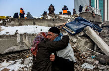 Τουρκία: Πατέρας κρατάει το χέρι της νεκρής κόρης του στα συντρίμμια