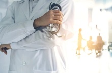 Γιατρός σε διάδρομο νοσοκομείου με το στηθοσκόπιο στα χέρια