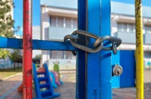 Κλειστή πόρτα σχολείου