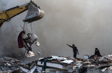 Μπουλντόζα απομακρύνει χαλάσματα μετά τον σεισμό στην Τουρκία στη επαρχία Χατάι