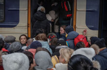 Ουκρανοί πρόσφυγες γεμίζουν ασφυκτικά τρένο, προκειμένου να απομακρυνθούν από εμπόλεμη ζώνη