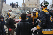 Διασώστες από τα «Λευκά Κράνη» στη Συρία έχουν μόλις βγάλει από τα χαλάσματα κάτοικο μετά τον σεισμό στη γειτονική Τουρκία