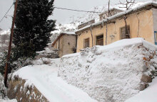 Χιόνια στο Οροπέδιο Λασιθίου στην Κρήτη έφερε η κακοκαιρία Μπάρμπαρα