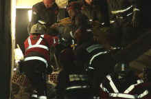 Στιγμιότυπο από τη διάσωση νεαρής γυναίκας στο Χατάι