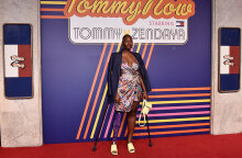 Η Mama Cax, το μοντέλο με το ένα πόδι, σε επίδειξη του Tommy Hilfiger τον Μάρτιο του 2019 στο Παρίσι