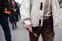 Συνταξιούχος με κομπολόι στο χέρι