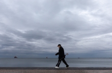 Συνταξιούχος περπατά σε παραλία