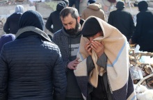 Σεισμός στην Τουρκία: Οι επιζώντες αναζητούν τους συγγενείς τους σε γήπεδα και χώρους στάθμευσης