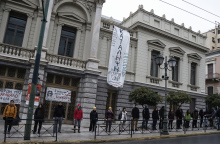 Ανθρώπινη αλυσίδα περιμετρικά του κτηρίου Τσίλερ όπου στεγάζεται το Εθνικό Θέατρο, από καλλιτέχνες που πραγματοποιούν κατάληψη