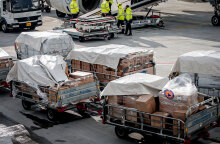 Ανθρωπιστική βοήθεια για τους σεισμοπαθείς στην Τουρκία φορτώνεται σε αεροσκάφος στην Αθήνα