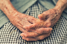 Χέρια ηλικιωμένης γυναίκας