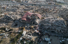 Στην Τουρκία ο σεισμός ισοπέδωσε οικοδομικό τετράγωνο στην πόλη Καχραμανμαράς
