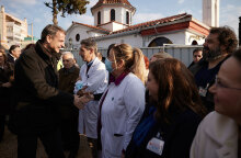 Ο πρωθυπουργός Κυριάκος Μητσοτάκης χαιρετά γιατρούς και νοσηλευτές στο «Μαμάτσειο» Νοσοκομείο Κοζάνης