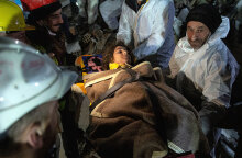 Διασώστες βγάζουν ζωντανό κορίτσι από τα ερείπια 160 ώρες μετά τον φονικό σεισμό στην Τουρκία