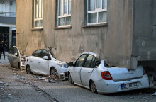 Κτήριο ανασηκώθηκε από τον σεισμό στην Τουρκία και προσγειώθηκε σε αυτοκίνητα