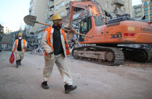 Διασώστες στην Τουρκία μπροστά από κτίρια μετά τον σεισμό στην πόλη Καχραμανμαράς