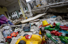 Διασκορπισμένα παιχνίδια ανάμεσα σε χαλάσματα