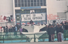 Το πανό για τον πρύτανη του ΑΠΘ με την κορώνα στο κεφάλι