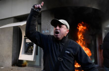 Εξαγριωμένος καταθέτης έξω από πυρπολημένη τράπεζα στη Βηρυτό