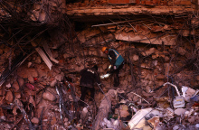 Διασώστες στα χαλάσματα