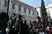 Καλλιτέχνες «κήδευσαν» τον Πολιτισμό έξω από το Συμβούλιο της Επικρατείας