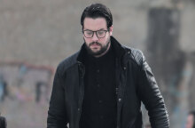 Ο Μάνος Δασκαλάκης προσέρχεται για να καταθέσει στη δίκη της Ρούλας Πισπιρίγκου για τα νεκρά παιδιά τους στην Πάτρα