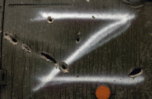 Το γράμμα «Z» στην πόρτα κατεστραμμένου ρωσικού στρατιωτικού οχήματος στην Ουκρανία