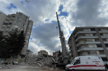 Μέρος του συγκροτήματος διαμερισμάτων «Ayşe Mehmet Polat» κατέρρευσε μετά τον σεισμό των 7,8 Ρίχτερ στην Τουρκία