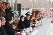 Βόρεια Κορέα: Σπάνια δημόσια εμφάνιση της κόρης του Κιμ Γιονγκ Ουν σε γήπεδο