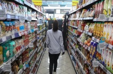 Γυναίκα σε διάδρομο προϊόντων σούπερ μάρκετ