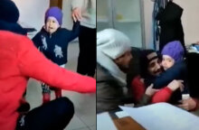 Πατέρας αγκαλιάζει ξανά την κόρη του μετά τον σεισμό στην Τουρκία