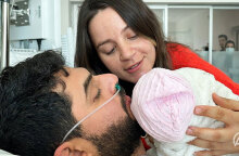 Πατέρας στην Τουρκία φιλά τη νεογέννητη κόρη του στο νοσοκομείο μετά από 11 ημέρες στα ερείπια