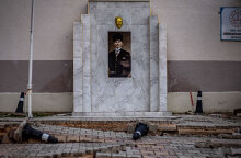 Πορτρέτο του Κεμάλ Ατατούρκ, ιδρυτή της Τουρκικής Δημοκρατίας, σε χωριό στην Τουρκία στο οποίο προκάλεσε καταστροφές ο σεισμός