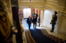 Τζο Μπάιντεν και Βολοντίμιρ Ζελένσκι μπαίνουν στο Προεδρικό Μέγαρο στο Κίεβο