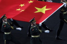 Κινέζοι στρατιώτες μεταφέρουν τη σημαία της Κίνας
