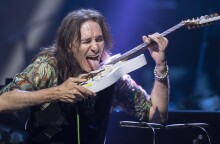 Ο Στιβ Βάι επί σκηνής