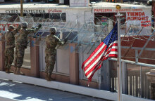 Αμερικανοί στρατιώτες στην Αριζόνα των ΗΠΑ τοποθετούν συρματόπλεγμα σε συνοριακό πέρασμα με το Μεξικό